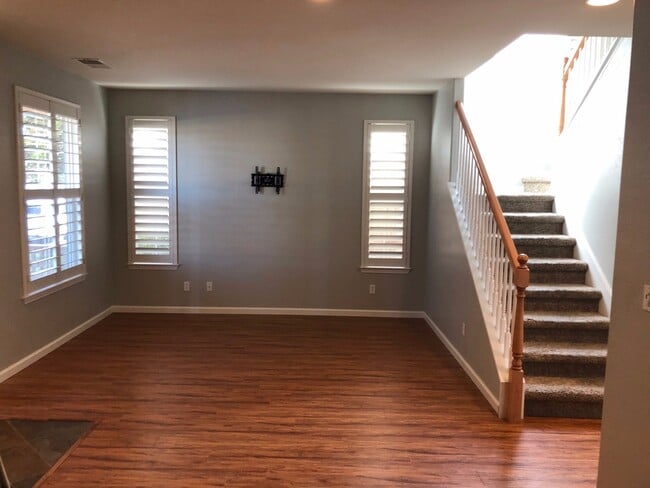 Building Photo - Beautiful 3 B/D 2.5 BA House in Roseville-COMING VERY SOON! ACT FAST AND APPLY NOW AS THIS PROPER...