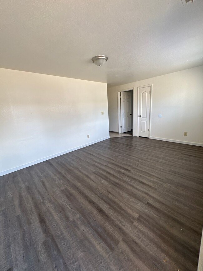 Building Photo - Diamond Ridge 16
