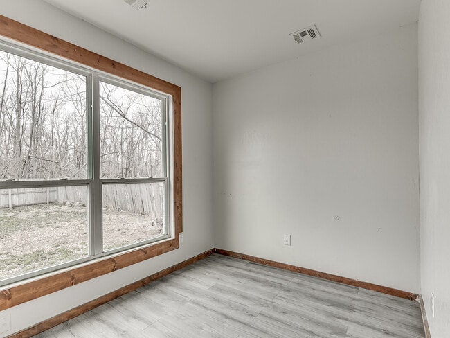 Building Photo - 118 S Miles Ave