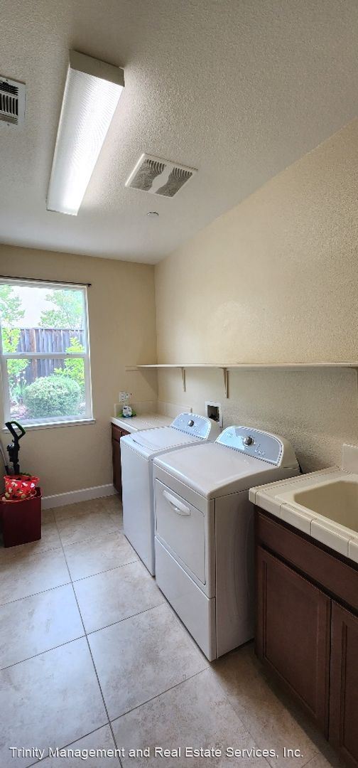 Building Photo - 4 br, 3.5 bath House - 235 Sorrento Lane