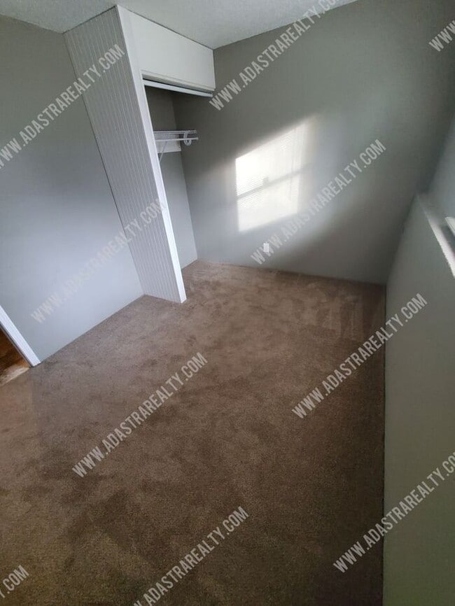 Building Photo - Spacious Olathe Duplex-Available NOW!!
