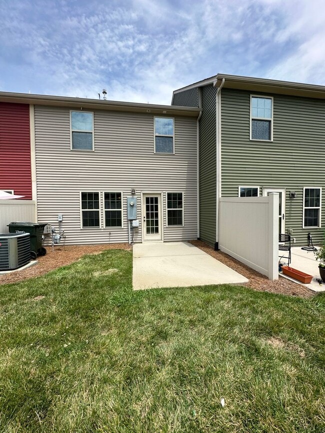 Building Photo - Townhome in Edison Square
