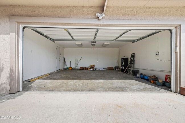 Building Photo - 865 E Hillcrest Dr