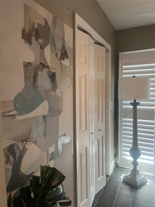 Building Photo - 2113 NE 44th St