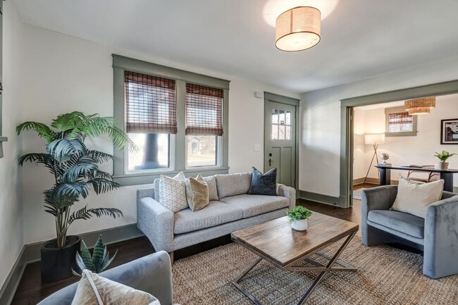 Building Photo - Charming Bungalow with 1 Bedroom Plus Office, Fenced Yard and Pet Friendly in East Nashville