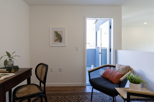 Building Photo - 527 S Wilton Pl