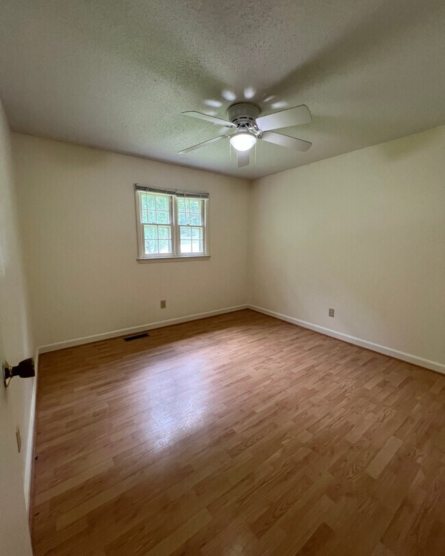 Building Photo - 1521 Cedar Ln
