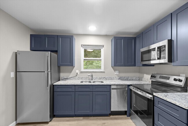 Building Photo - 5 Manor Dr