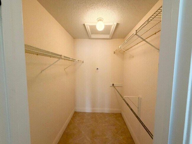 Building Photo - 755 Riverside Dr
