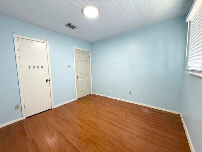 Building Photo - 8438 Leawood Blvd