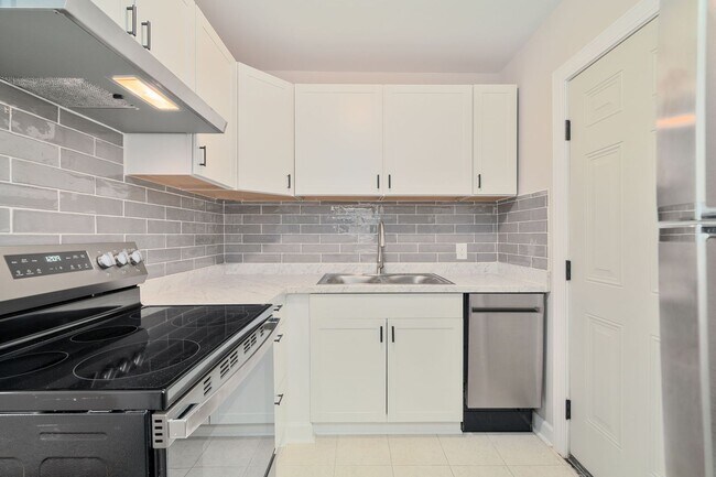 Building Photo - Stylish Lowcountry Comfort Near the Heart of North Charleston!