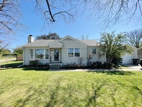 Building Photo - Adorable Midtown Tulsa Bungalow