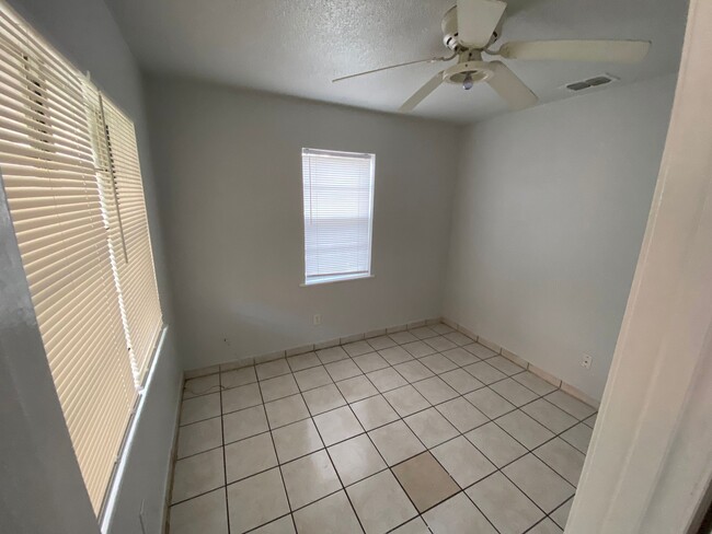 Building Photo - 910 Athol St