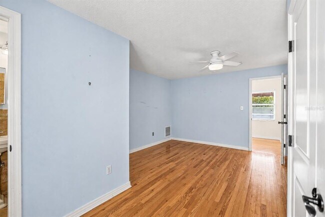 Building Photo - 206 17th Ave NE