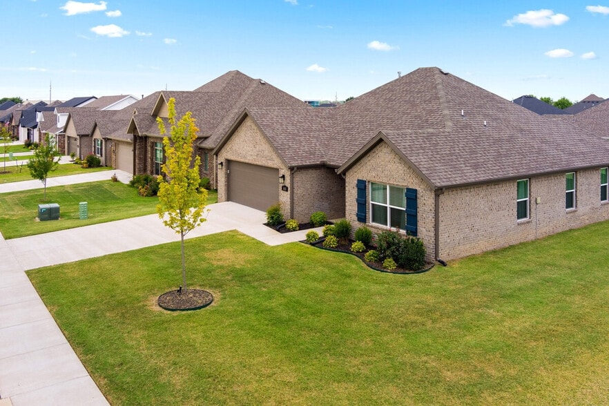 Building Photo - 3800 SW Mistletoe Ave