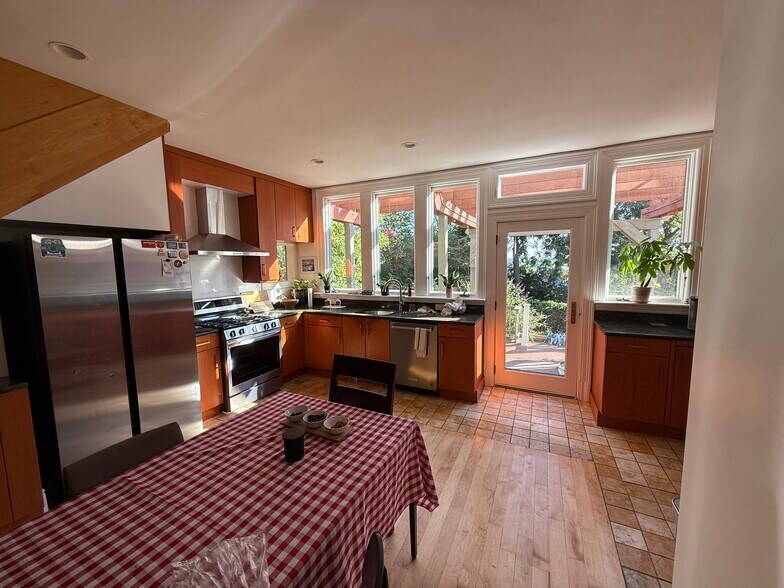 Building Photo - 96 Munroe St