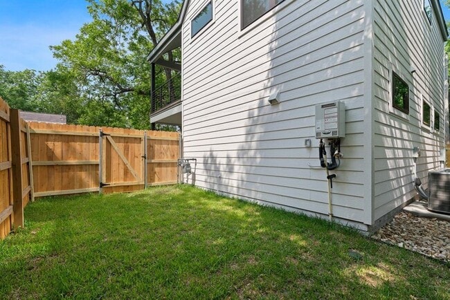 Building Photo - 2102 Eva St