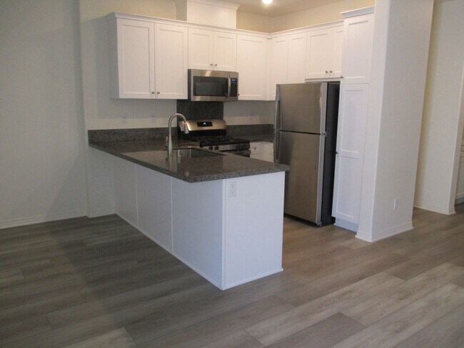 Building Photo - Murrieta 3 Bdr 2.5 Bath Town Home Built 2020