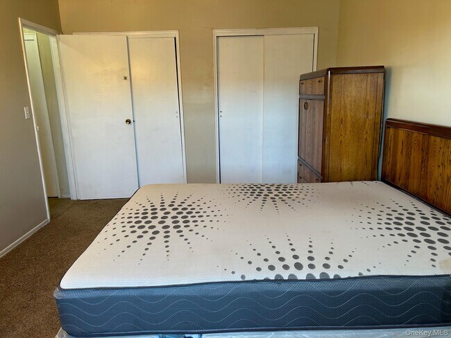 Building Photo - 68 Sneden Pl W