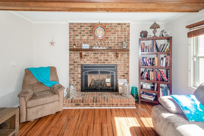 Building Photo - GORGEOUS 5 BEDROOM HOME LOCATED IN SALEM W...