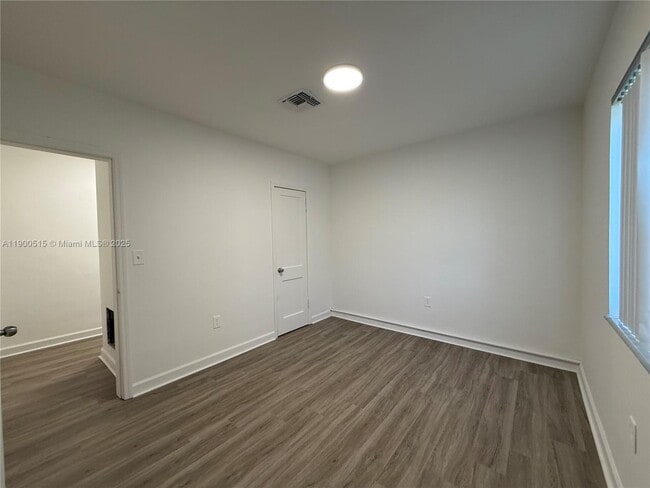 Building Photo - 1120 NW 32nd Ct