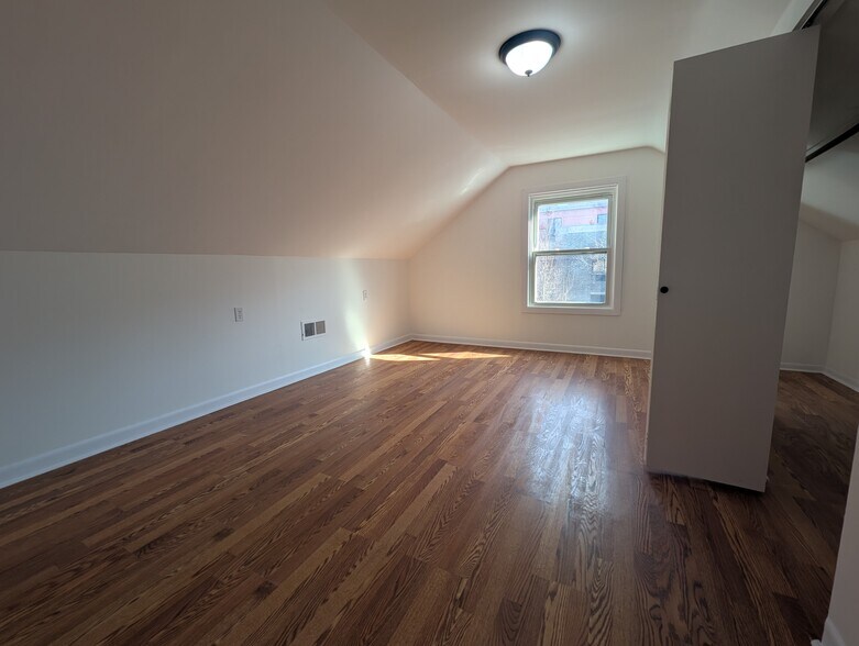 Building Photo - 1520 W Melrose St