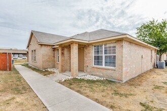 Building Photo - Spacious 4-Bedroom Home with Private Fenced Yard in Fort Worth