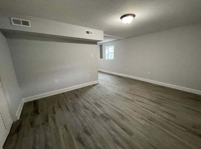 Building Photo - 3106 Greenway Dr