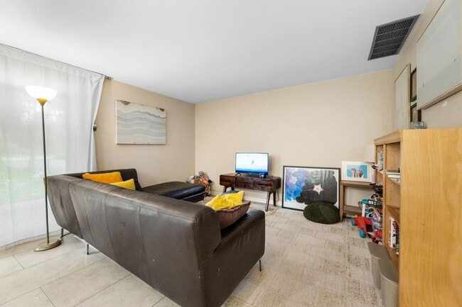 Building Photo - University Place 4 Bed/3 Bath