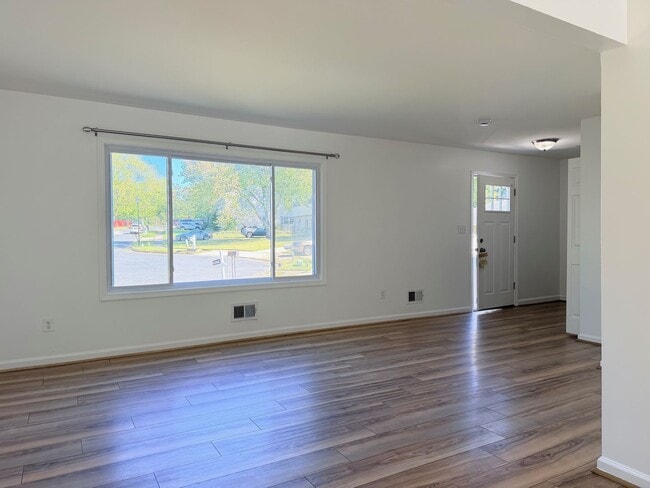 Building Photo - Spacious & Updated Pasadena Townhome for Rent