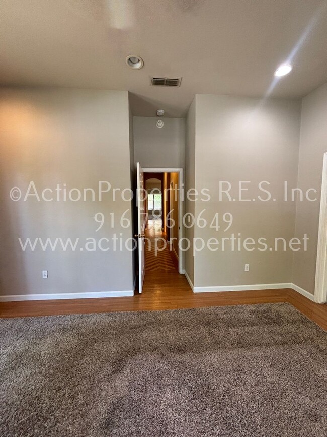 Building Photo - Single Story, Possible In-law or Great Hom...