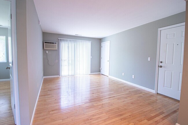 Building Photo - 835 Grand Ave NE