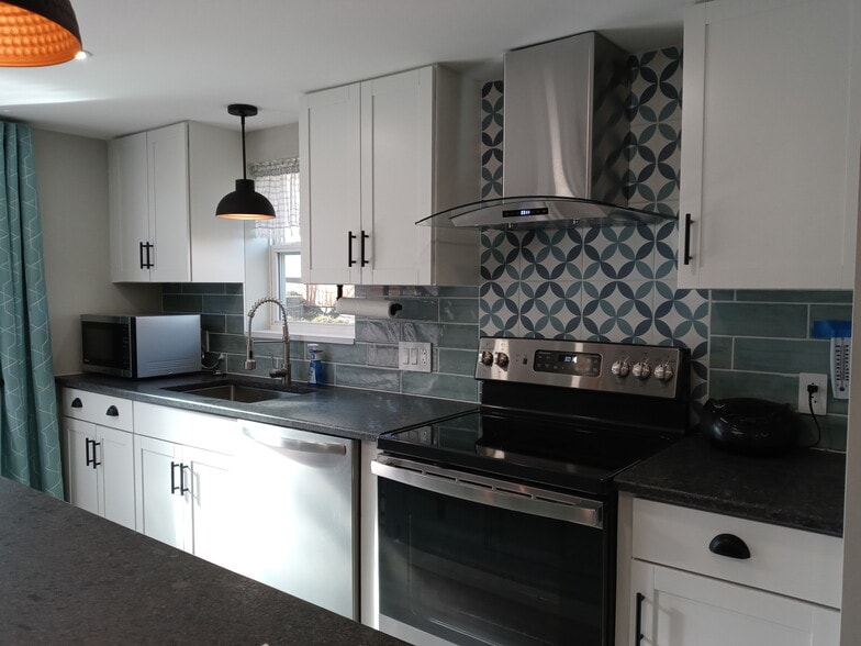 Kitchen: Plenty of Storage! - 14 High St