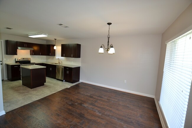 Building Photo - Beautifully remodeled! 3 Bedroom 2 Bath Ho...