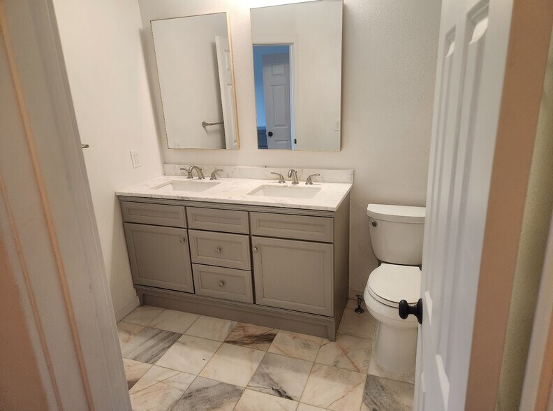 Master bathroom - 1811 S Quebec Way