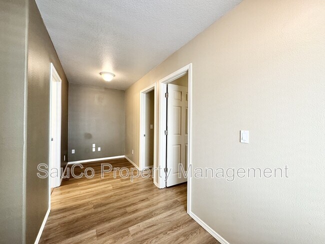 Building Photo - 4572 SE Olivewood St