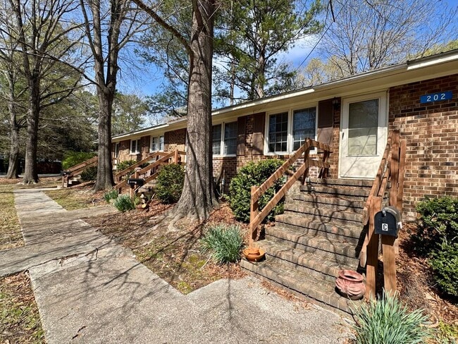 Building Photo - 202 W Poplar Ave