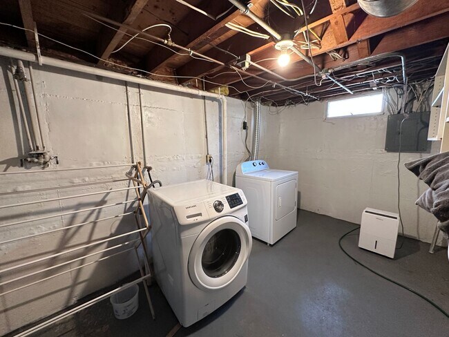 Building Photo - SPACIOUS 2 BEDROOM 1 BATH HOME