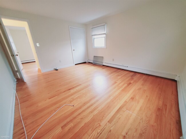 Building Photo - 2 br, 1 bath Condo - 17 Ponus Ave Unit 1