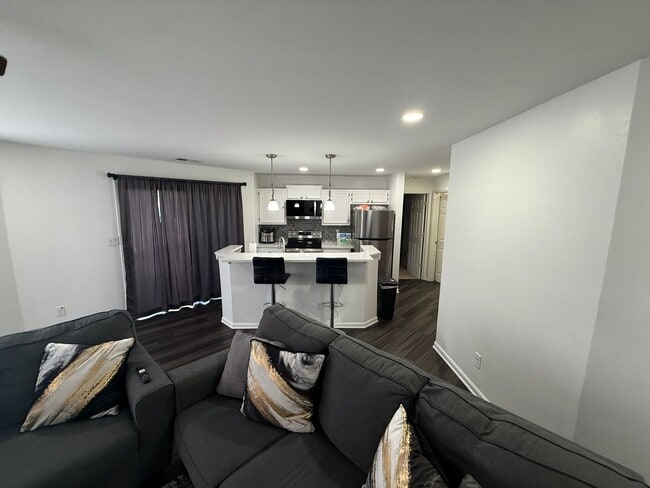 Building Photo - Beautiful Condo minutes from uptown Charlotte