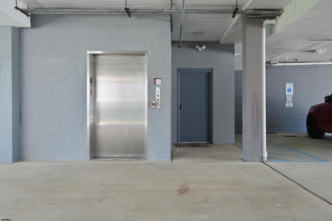 Building Photo - 210 N Madison Ave