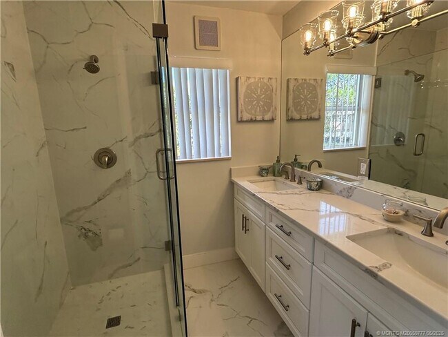 Building Photo - 2807 SW Lakemont Pl