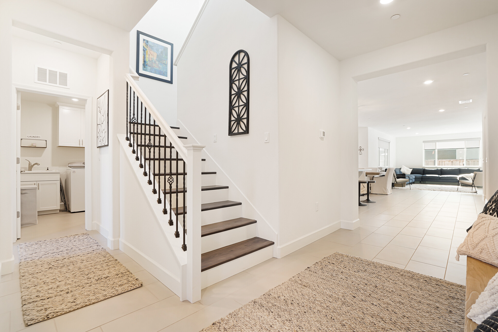 Large foyer. - 5919 Lakestone Dr