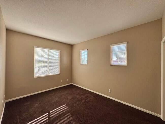 Building Photo - FOR LEASE: Stunning expansive 3 Bedroom Re...