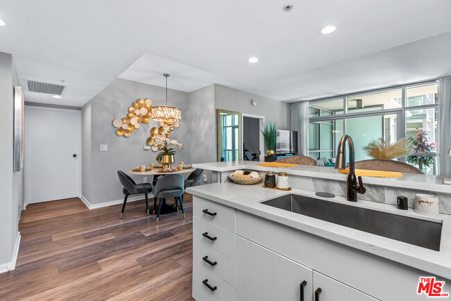 Building Photo - 13700 Marina Pointe Dr