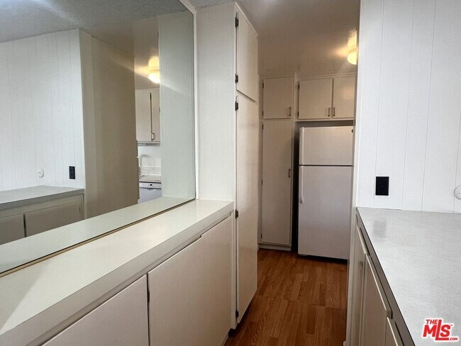 Building Photo - 6000 Canterbury Dr