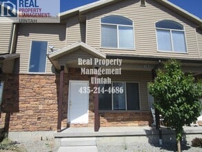 Building Photo - 3 bedroom 1.5  bath Town home