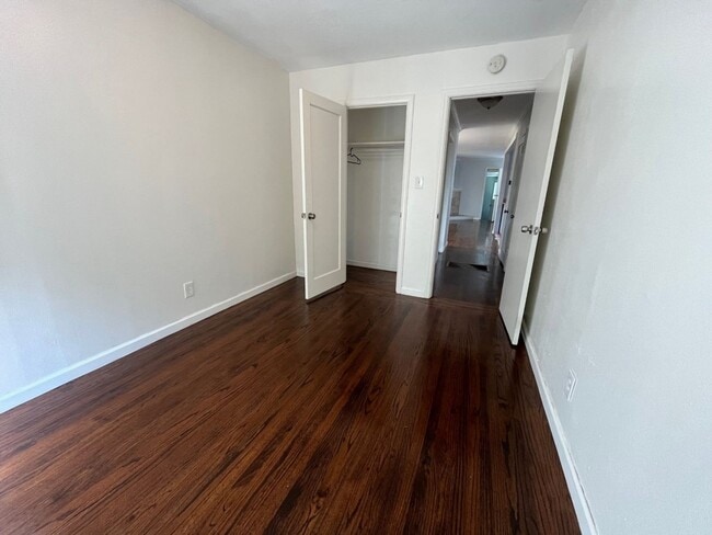 Building Photo - Three Bedroom House Available in Albany!!!