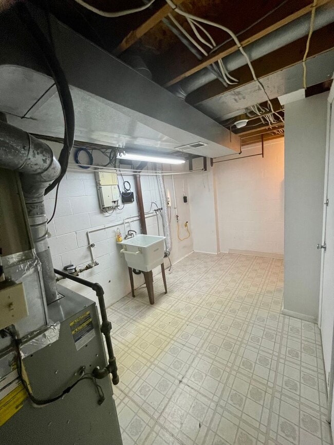 Building Photo - 2 Bed 1.5 Bath- Oakdale PA! Hawthorne Vill...