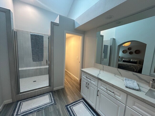 Building Photo - 2 Bed 2.5 bath townhome located on the golf course!